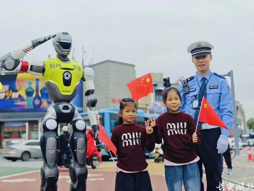 科技赋能守古城 智能交警 “小安” 上岗护平安 